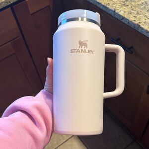 Stanley Rose Quartz 64 oz Quencher H2.0 Tumbler